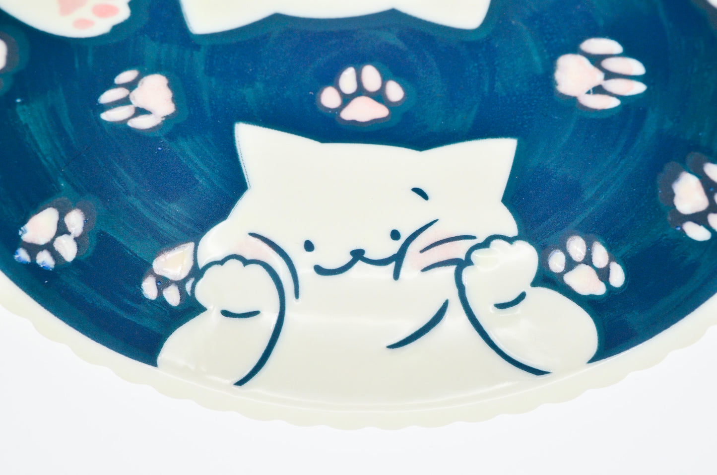 Ceramic plate with a white cat design on a blue background