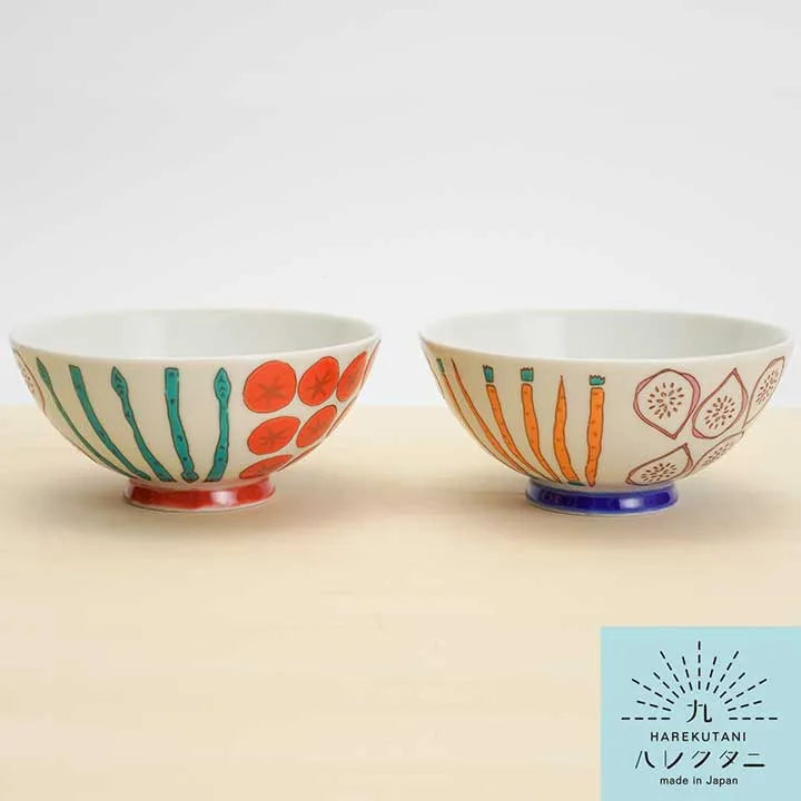 Two ceramic bowls with floral patterns on a beige surface, featuring the Harekutani brand.